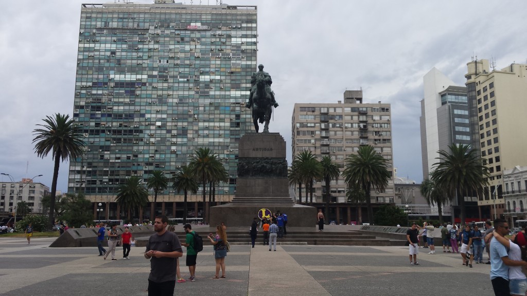 Montevideo. Plac Niepodległości i pomnik Artigasa.