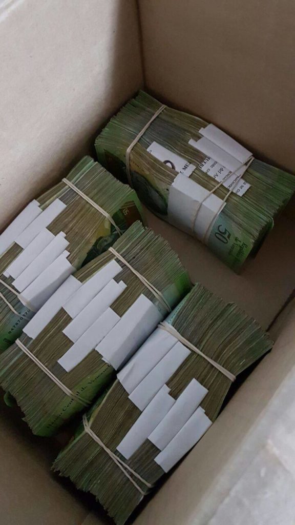 Amerykańskie dolary po wymianie na wenezuelską walutę.